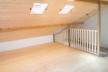 Raum mit Holzdecke und Holzboden